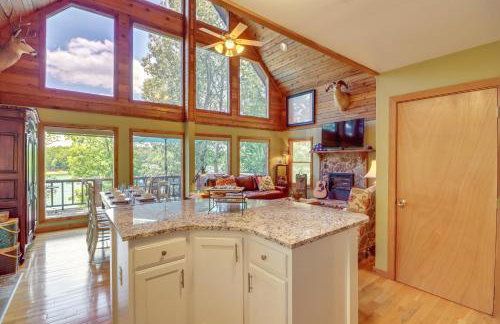 Peaceful Greers Ferry Cabin with Deck and Lake View! - Foto 11