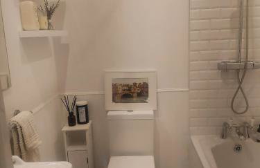 Sunny Riverside Victorian Flat - Foto 12