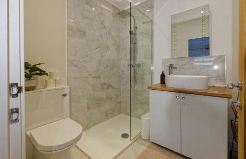 Stylish 3BR House with Free Parking & Garden - Foto 11