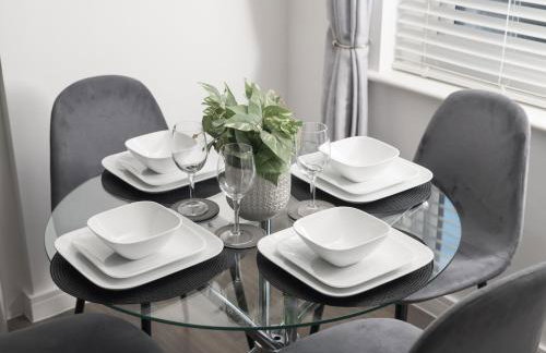 Comfortable 2-Bed Home with Parking & Fast Wi-Fi! - Photo 18