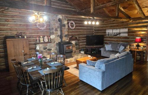 Charming Country Cabin- Cozy, Scenic View, HOT TUB, near CMAC - Foto 2