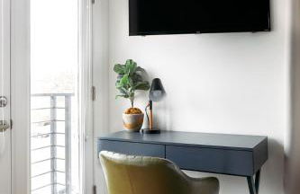 Hillsboro Village Rooftop Retreat with City Views, Sleep 12 with Gourmet Kitchen, Smart TVs & Garage, Walk to Vanderbilt, Pancake Pantry and Boutique Shopping, Minutes to Broadway, 12 South and The Parthenon, Perfect for Groups, 24Hr Hospitality - Foto 13