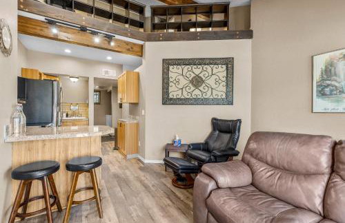 Charming Country Club Condo with Loft & Fireplace - Foto 3