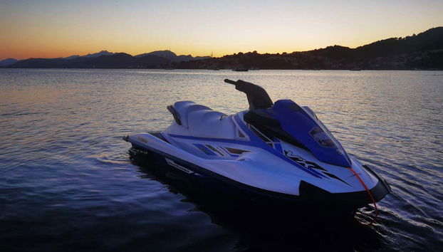 Jet ski ao entardecer