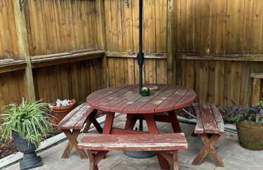 3 Bedroom Cozy Cottage with fenced in backyard and hot tub 4 miles to the beach - Foto 32