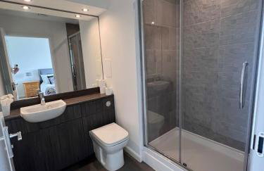 Modern 2 Bedroom Flat in Quiet Village w/ Ensuite - Foto 7