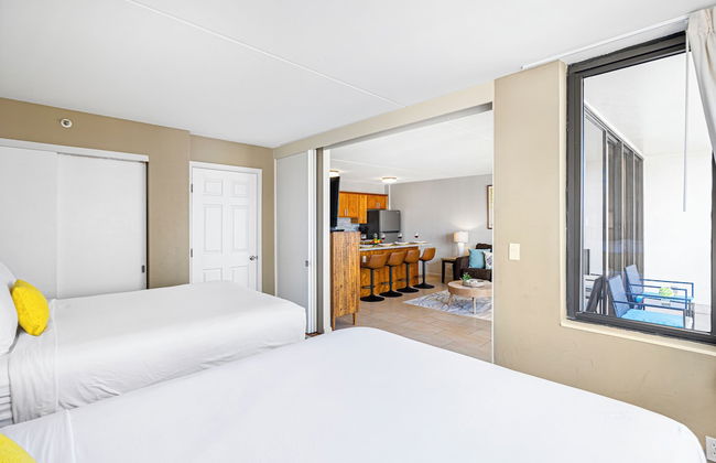 Partial Ocean View Condo with 2 Beds and Parking - Foto 53