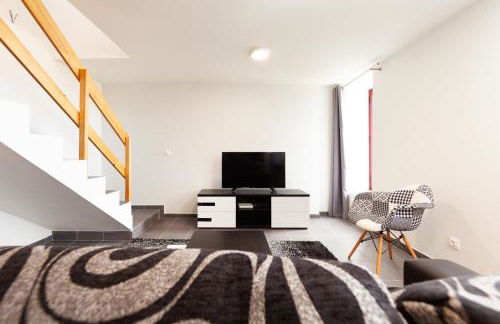 Melo's Place - Photo 15