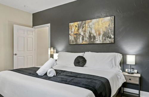 Modern King Bed Suite with Free Parking - Foto 18