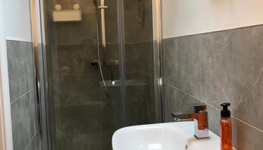 Bush House Accommodation - The Distillery - Foto 2, Shower