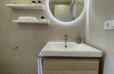 NUEVO, primera linea de playa, con piscina y vistas al mar - Foto 23