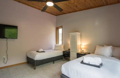 Mountain View 3BR with Sunroom, Close to Ski and Trails - Foto 34