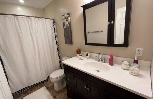 The Red Door 2-bedroom townhouse near VT & RU - Foto 3