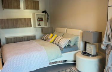 One bedroom with modern kitchen, balcony with water view - Foto 23