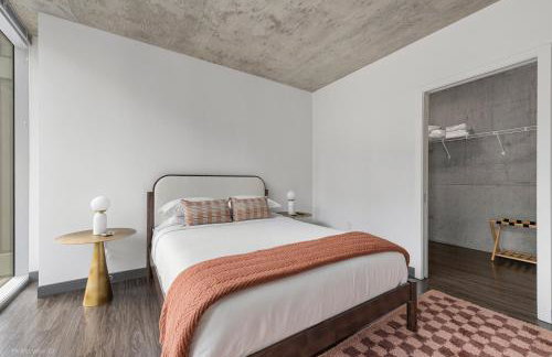 Linea Luxury Living with Indoor Pool and Rooftop Views in The Loop - Photo 37