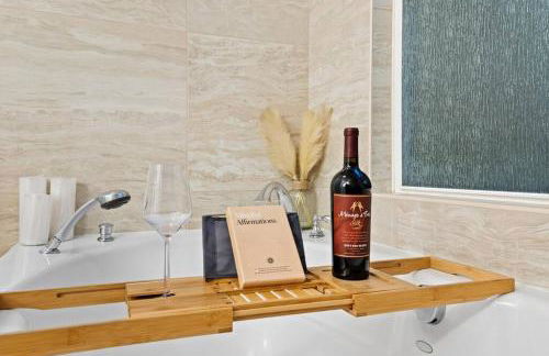 Majestic 5BR Villa with Guesthouse, Pool & Spa - Foto 31