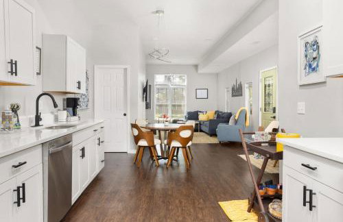 Chic 3BR Home with Fire Pit-Private Yard-Family Friendly - Foto 20