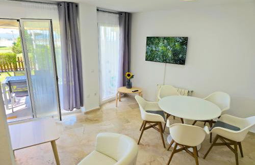 On Beach Deluxe Apartment with Pools and own Garden - Foto 14