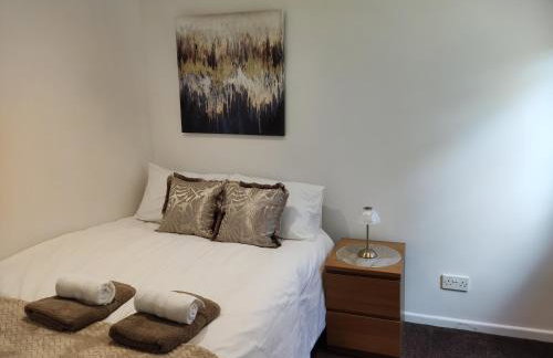 3 Bedrooms, PARKING 3 cars, GARDEN, Wi-fi, CONTRACTOR STAY, close to the Beach, Shops, Hospital, Airport - Foto 14