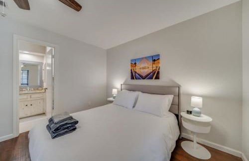 Central Plano 4-BD 2-BA Pool Retreat, Sleeps 10 - Foto 21