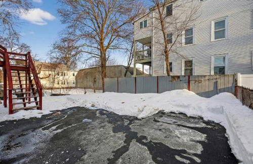 Spacious 2Br home in Malden with AC & heat - Photo 7