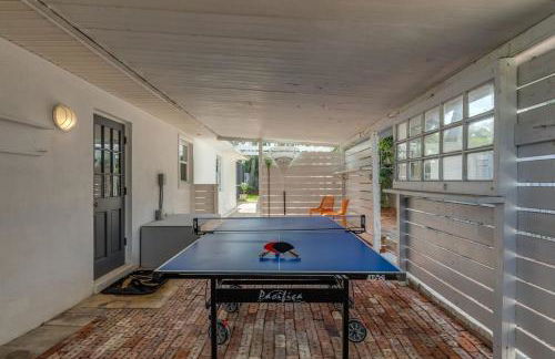 Surfs Up - retreat at the beach with heated pool - Foto 28