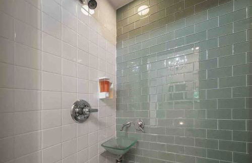 Nawlins vibe with rooftop verandah near Riverwalk and downtown - Foto 27