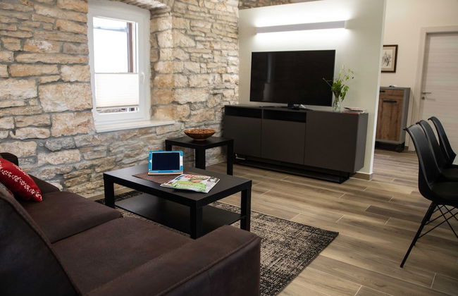 The Poolside Stone House in Bale - Foto 13