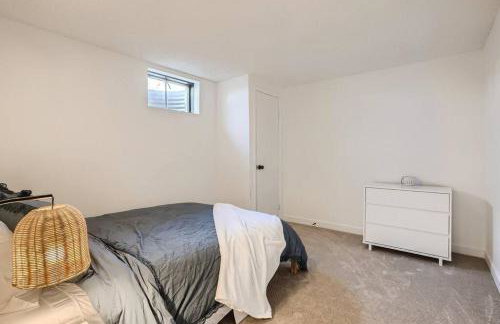 Serene, Spacious Home in Quiet Neighborhood with Fenced Yard - Foto 25