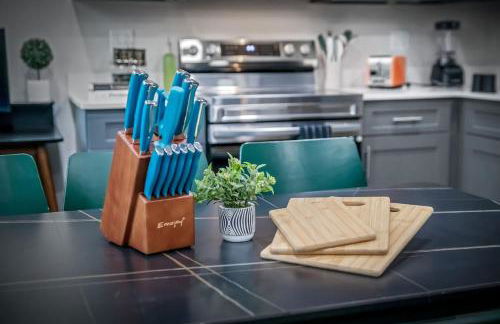 Apt+ 2 Queens+Bunkbed+Free Parking 55"TV - Photo 47