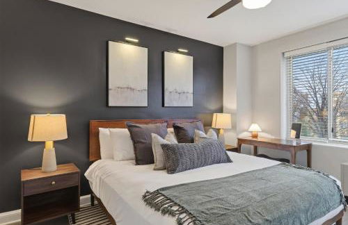 CASA Arlington Suite with In-Suite Massage Chair & Premium Amenities - Foto 26