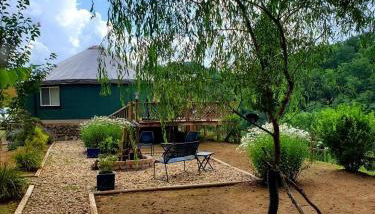 Unique Yurt Rental on Peony Farm with Riverfront View in Clyde, North Carolina - Foto 2