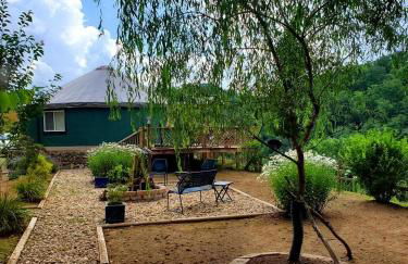 Unique Yurt Rental on Peony Farm with Riverfront View in Clyde, North Carolina - Foto 2