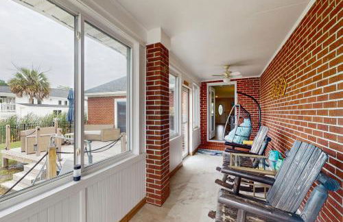 Serene 3BR Waterfront Retreat With A/C, Wifi, Two Kayaks, and Full Kitchen - Foto 10