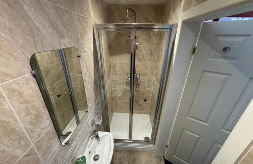 Modern 3- Bed Holiday Home - Private Parking Sleeps 10- 2 Min M62 - Foto 17