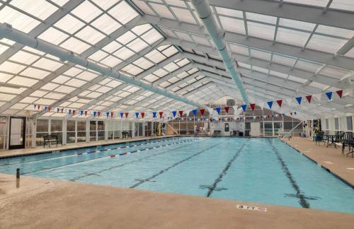 Lake front Keowee Condo with Balcony & Resort Amenities! 20 min to Clemson condo - Foto 33