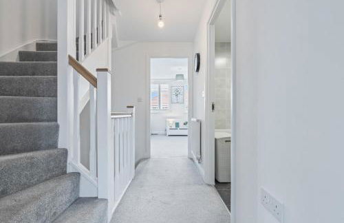 #53 Stylish 4 Bed Home 2 Full 1 Half Bath Free Parking - Foto 5