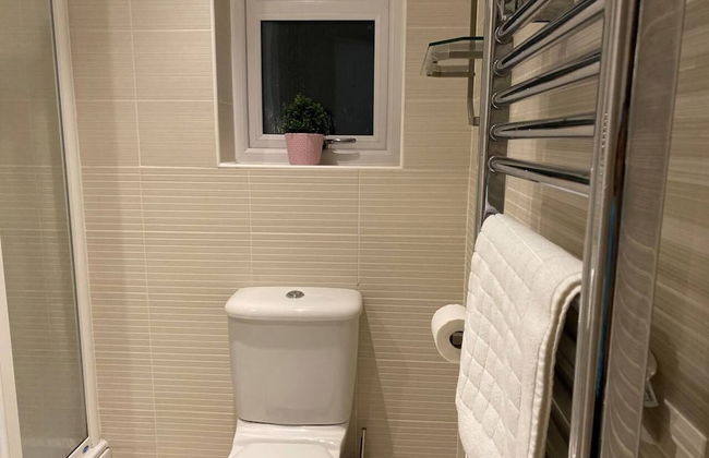 4-bed House With Private Garden in Barnsley! - Photo 26