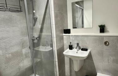 Stylish Haven with Ample Space - Foto 15