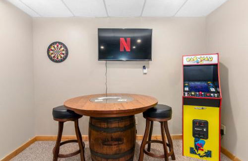 Amazing Creek View Cabin w/ Hot Tub, Firepit & Pool Table - Foto 30