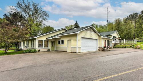 Near Ice Fishing and Snowmobiling Frankfort Home - Foto 3