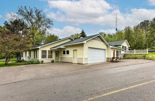 Near Ice Fishing and Snowmobiling Frankfort Home - Foto 3