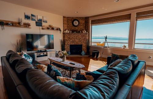 Stunning House with Views of Puget Sound! Ideal for Family Reunions - Photo 2