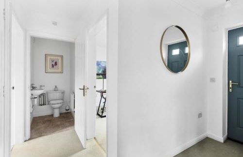 Luxurious 3 Bed House with Free Parking, Sky TV, Movies & Netflix - Foto 37