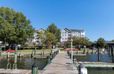 New Intown Waterfront Townhome wPool & Location - Foto 12