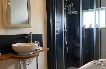 Stunning 2 Bedroom Flat in a Central Location - Photo 7