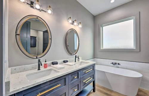 Lavish Riverfront Escape with Gas Grill! - Foto 18