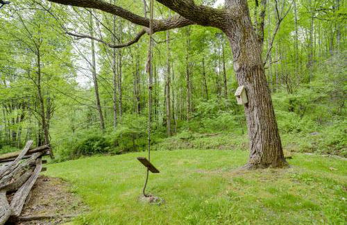 Peaceful Smoky Mountain Cabin with Deck and Fire Pit! - Foto 33