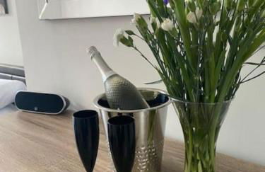 Stylish 1 bedroom studio outdoor area and hot tub - Foto 7