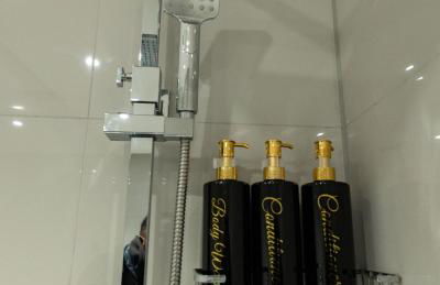 Luxury Modern Flat In Wolverhampton- Garden Views - Photo 10